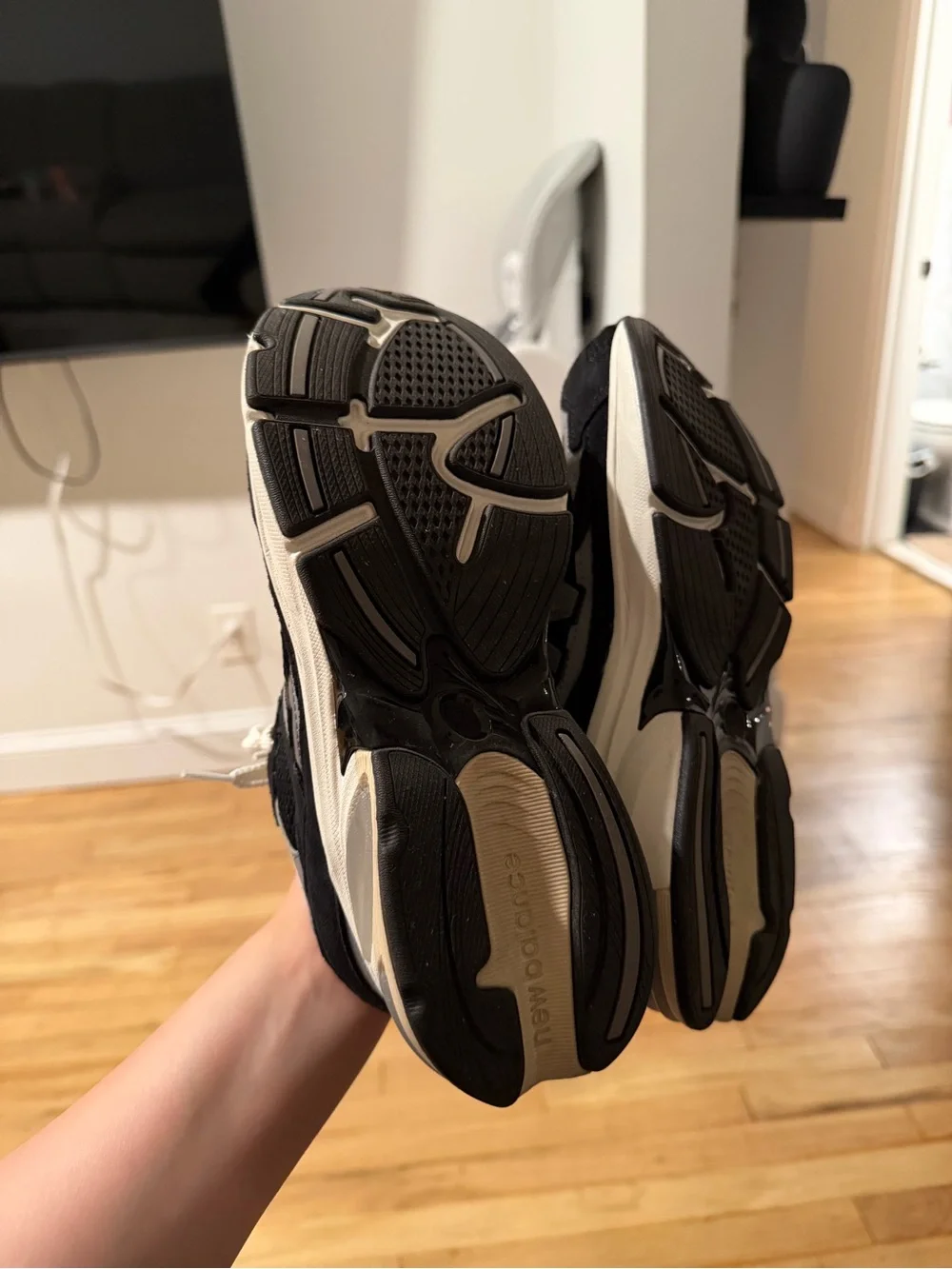New Balance Black and Grey Women’s 2010 Style Sneakers Size US 7 - Men’s 5.5